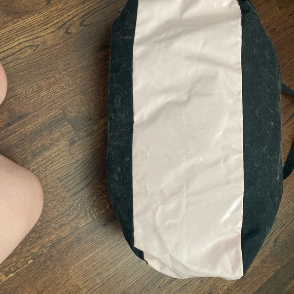 Victoria’s Secret duffle bag - Picture 3 of 3